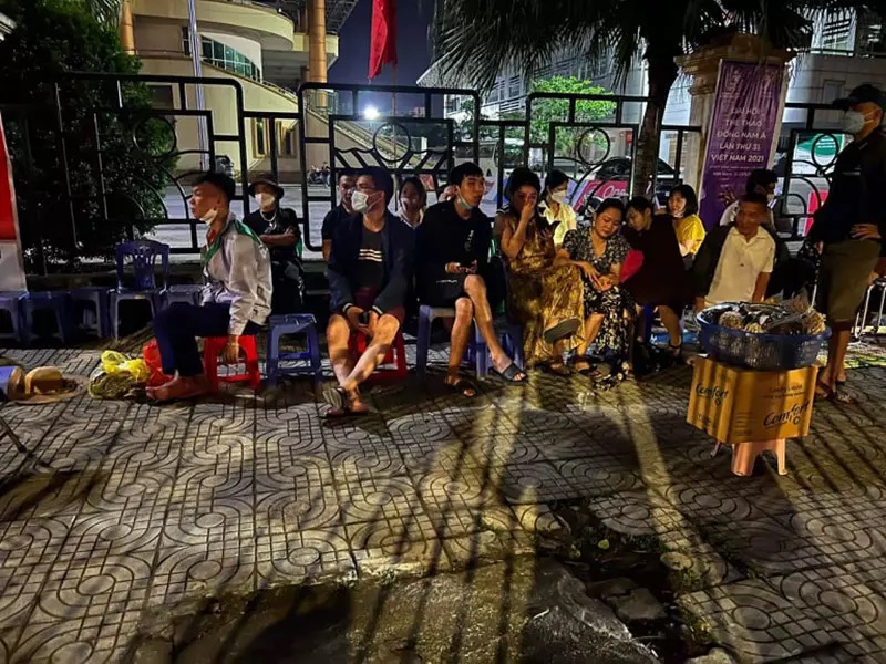 Hàng trăm CĐV ngủ qua đêm giữ chỗ chờ mua vé xem U23 Việt Nam