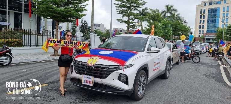 Cổ động viên Nam Định diễu hành cổ vũ và ủng hộ đội tuyển U23 Lào