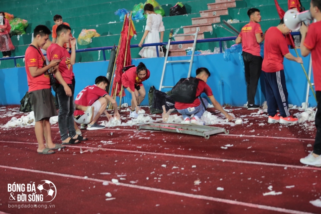 Hành động đẹp của CĐV U23 Việt Nam sau trận gặp Philippines