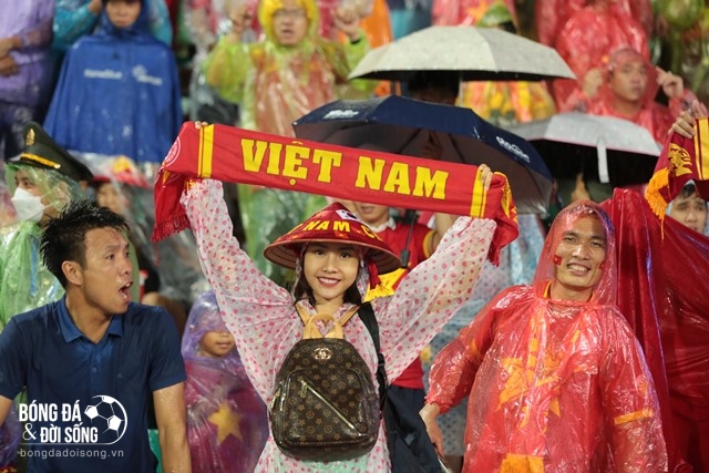 Chùm ảnh CĐV đội mưa cổ vũ cho U23 Việt Nam