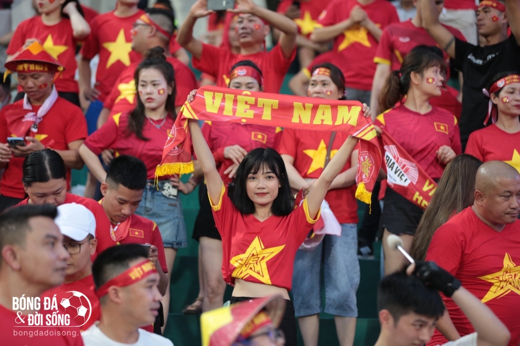 Cổ động viên và bữa đại tiệc tại Việt Trì