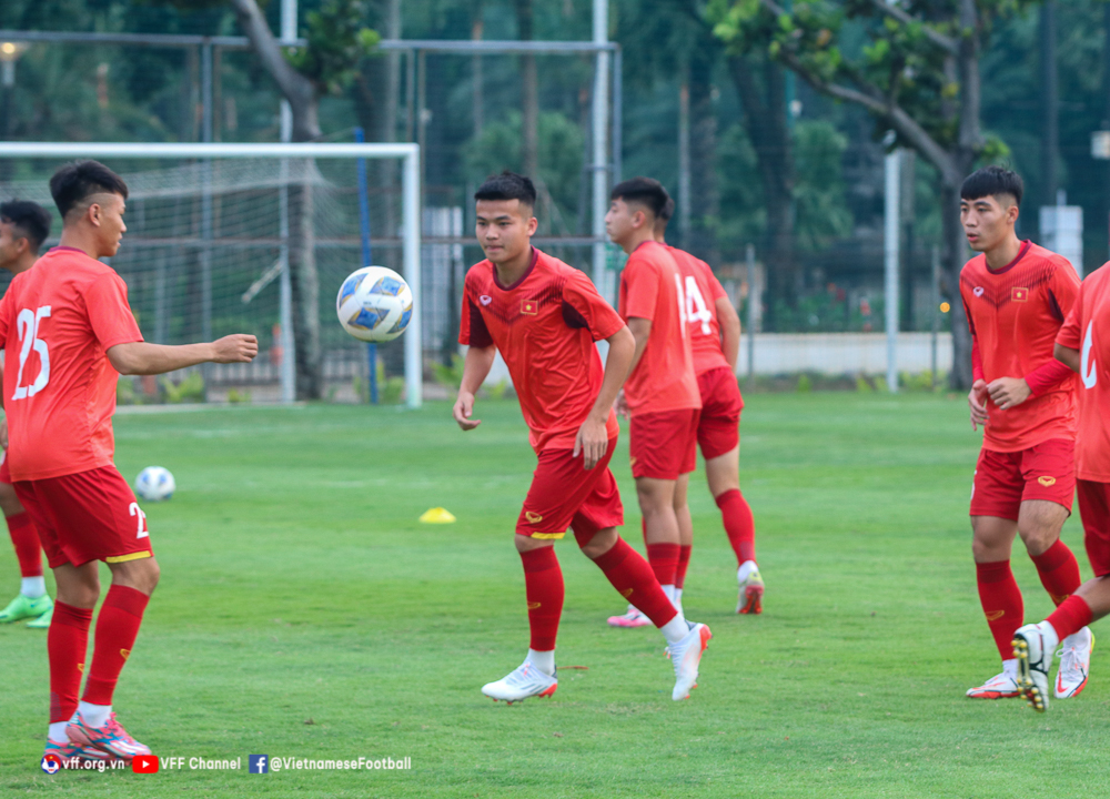 U19 Việt Nam luyện tấn công trong buổi tập thứ hai tại Indonesia