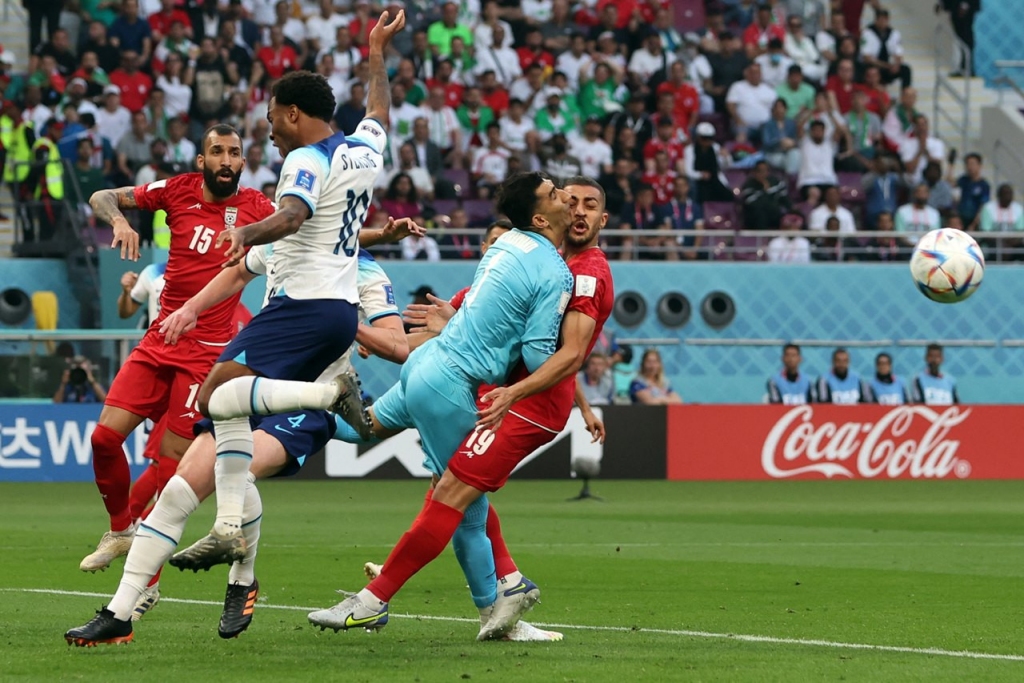 Những hình ảnh pha va chạm giữa thủ môn ĐT Iran và đồng đội