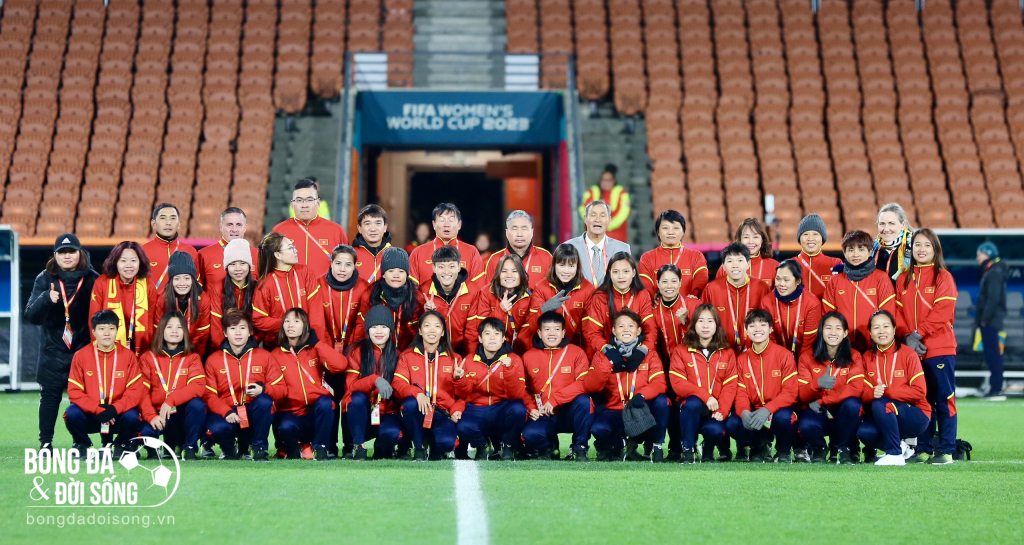 Đội tuyển nữ Việt Nam đi bộ làm quen sân đấu với Bồ Đào Nha