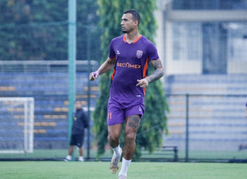 Cầu thủ đầu tiên bị phạt nguội ở V-League 2023/24 là ai?