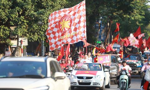 Hàng trăm CĐV diễu hành "tiếp lửa" ĐT Việt Nam, nhắn gửi thông điệp ý nghĩa trước giờ G