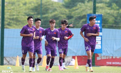 Đội tuyển U19 Việt Nam ''nhồi thể lực'' giữa trời nắng gắt