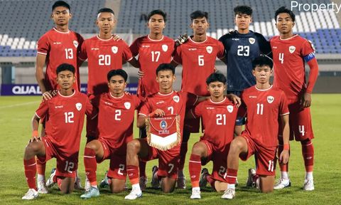 U17 Indonesia và Australia đá bóng qua lại câu giờ, cổ động viên chỉ trích: Xấu hổ!