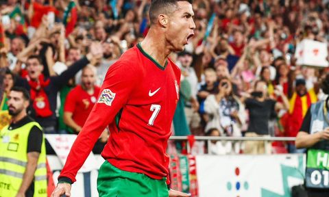 Ronaldo lập siêu phẩm, Bồ Đào Nha thắng đậm Ba Lan