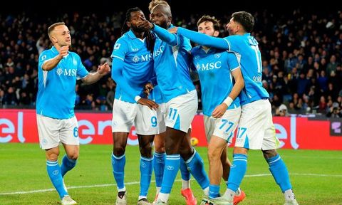 Đánh bại AS Roma, Napoli trở lại ngôi đầu