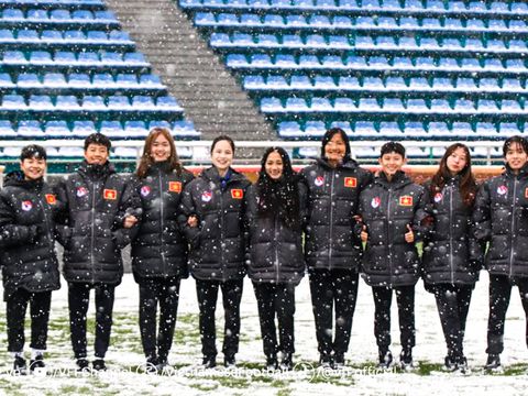 Các thành viên U20 nữ Việt Nam làm quen sân thi đấu với U20 Nhật Bản