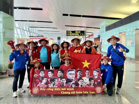 Cổ động viên Việt Nam ''đổ bộ'' sang Indonesia, tiếp lửa cho thầy trò huấn luyện viên Troussier