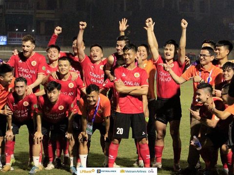 Phan Văn Đức ghi bàn ngày trở lại V-League