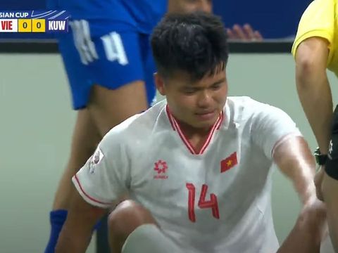 Tình huống hài hước: Văn Khang và Văn Tùng (U23 Việt Nam) tranh nhau sút bóng