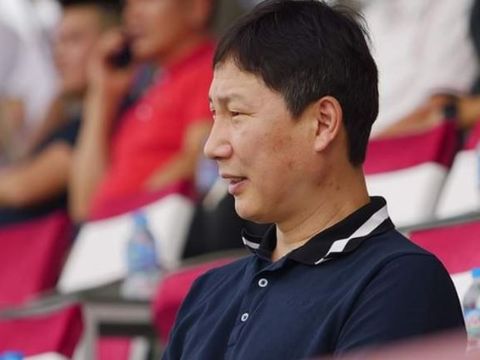 HLV Kim Sang Sik đi xem đội bóng của thầy Park đá giải Hạng Nhì