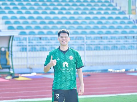 HLV Kim Sang Sik ấn tượng với trung vệ Đình Trọng