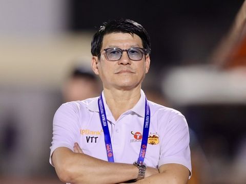 HLV Vũ Tiến Thành "đá xoáy" HLV Kim Sang Sik, chỉ trích trọng tài "cướp bàn thắng"