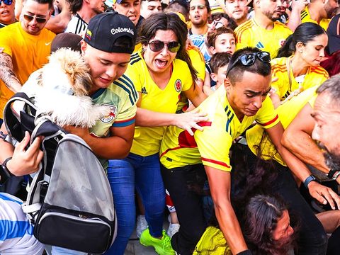 Cảnh tượng kinh hoàng ở chung kết Copa America: CĐV xô đẩy, chui vào sân từ lỗ thông gió