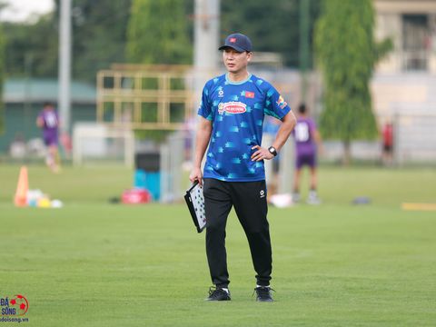 HLV Kim Sang Sik không vội vã như ông Troussier