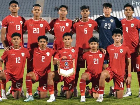 U17 Indonesia và Australia đá bóng qua lại câu giờ, cổ động viên chỉ trích: Xấu hổ!