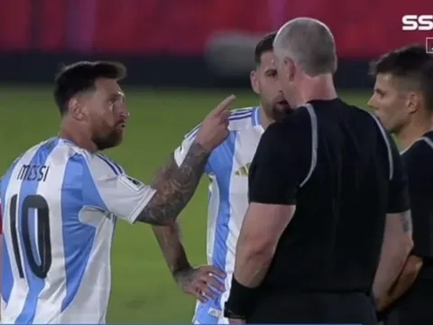 Messi có thể bị treo giò vì chỉ tay vào mặt trọng tài