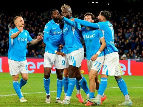 Đánh bại AS Roma, Napoli trở lại ngôi đầu