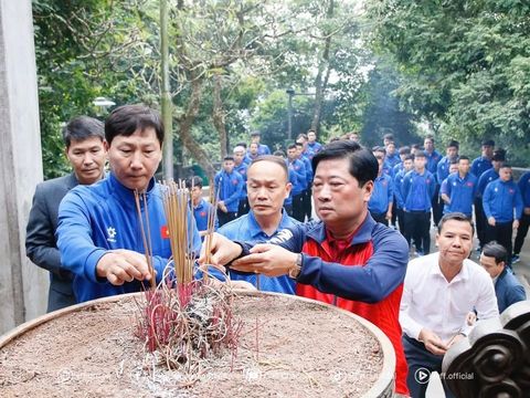 HLV Kim Sang Sik xúc động trong lần đầu dâng hương tại Đền Hùng