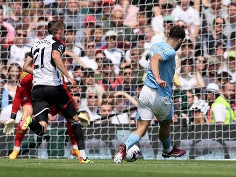 Đè bẹp Fulham, Man City vươn lên ngôi đầu Ngoại hạng Anh