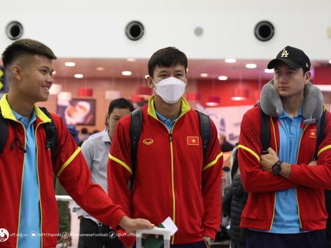 Cầu thủ đội tuyển Việt Nam ''vật vờ'' di chuyển sang Philippines lúc sáng sớm