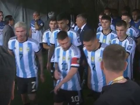 Chi tiết CĐV đánh nhau, trận đấu giữa Brazil vs Argentina bị hoãn gần nửa tiếng