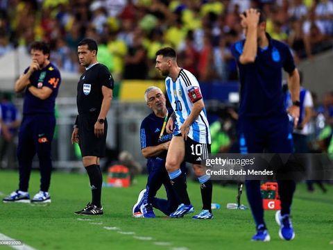 Messi bất lực, bị "đòn hội đồng", 2 lần chấn thương và phải rời sân sớm