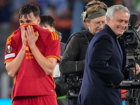 Cầu thủ trẻ Niccolo Pisilli bật khóc sau khi ghi bàn tại Europa League