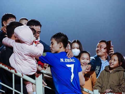 Tiền đạo Đình Bắc: ''Được thi đấu với đội bóng cũ thời niên thiếu, cảm xúc thật dâng trào''