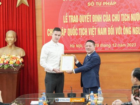 Filip Nguyễn hạnh phúc vỡ oà khi nhận quốc tịch Việt Nam từ chủ tịch nước