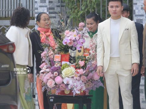 Quang Hải hội quân muộn với CAHN, dạm ngõ cưới Chu Thanh Huyền