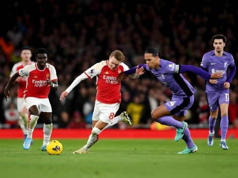 Arsenal 3-1 Liverpool: Ngôi đầu lung lay