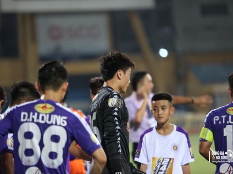 Bùi Tiến Dũng lần đầu bắt chính cho Hà Nội FC