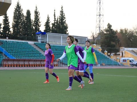 ĐT nữ Việt Nam tiếp tục làm quen mặt sân vận động trung tâm Dushanbe (Tajikistan)