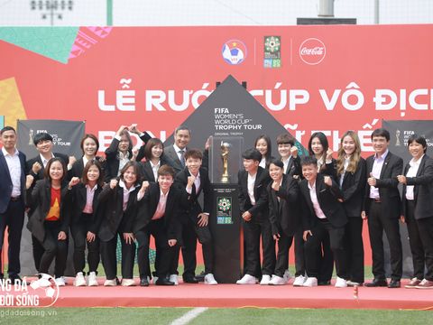 Tuyển nữ Việt Nam rạng ngời bên Cúp vàng World Cup nữ 2023