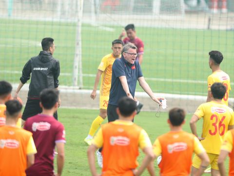 U23 Việt Nam tiếp tục ''khổ luyện'' giữa trưa nắng
